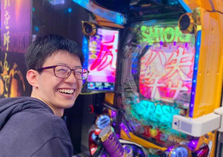パチ7編集部員 せせりくんがパチンコで遊ぶ姿
